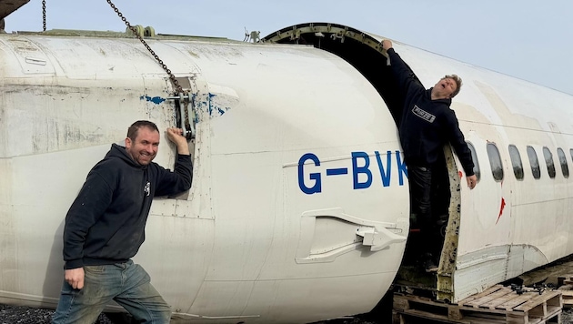 Dave Billings (links) verleiht dem ausrangierten Rumpf einer Boeing einen neuen ...