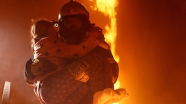 Bei schweren Brandverletzungen können Bakterien über die zerstörte Haut in den Blutkreislauf ...