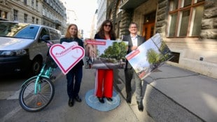 Stadträtin Ulli Sima (Mitte), Neos-Mobilitätssprecherin Angelika Pipal-Leixner und der ...