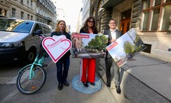 Stadträtin Ulli Sima (Mitte), Neos-Mobilitätssprecherin Angelika Pipal-Leixner und der ...