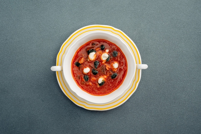 Serviert wird auch Soljanka, eine scharf-säuerliche Suppe der osteuropäischen Küche.