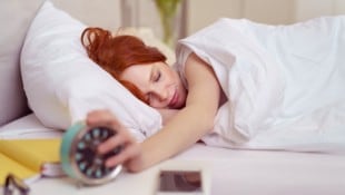 Snooze-Taste drücken und ein paar Minuten weiterschlummern – wirkt sich das auf den ...