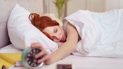 Snooze-Taste drücken und ein paar Minuten weiterschlummern – wirkt sich das auf den ...