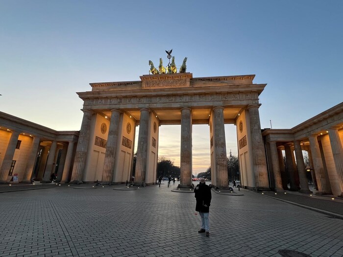 Ein Wahrzeichen Berlins: Reise-Redakteur Mario Aberl vor dem Brandenburger Tor.