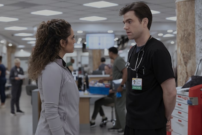 Der in Ungnade gefallene Dr. Langdon (Patrick Ball) mit der künftigen Interims-Chefin Dr. ...