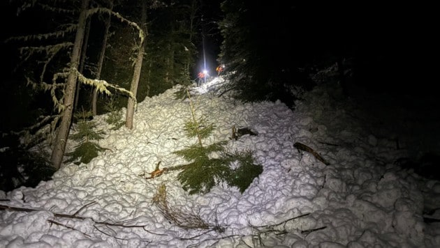 Die Nassschneelawine ging in einem steilen, lawinengefährlichen Graben ab.