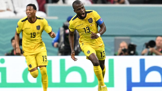 Enner Valencia (re.) ist Ecuadors Rekordtorschütze bei Weltmeisterschaften.
