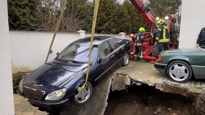 Der Wagen wurde vorsichtig herausgezogen.