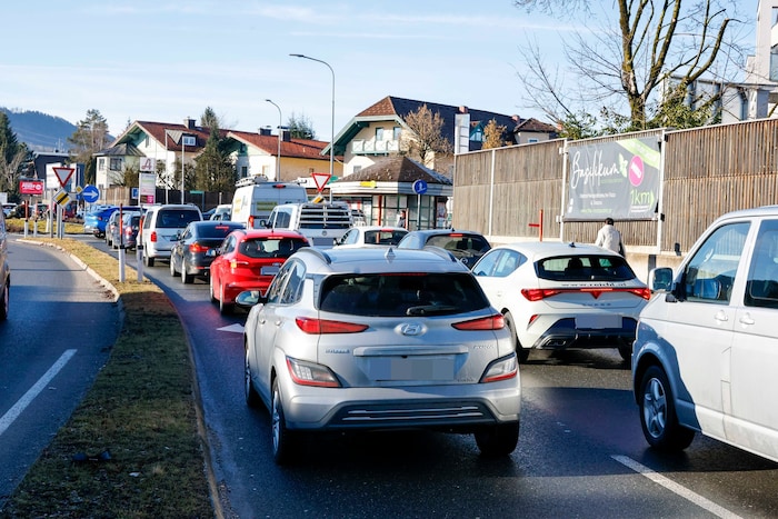 Von Eugendorf aus staute es sich in die Nachbarorte.