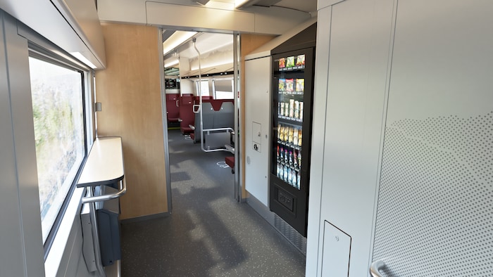 Es gibt Automaten mit Snacks und Getränken.