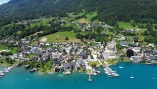 In der malerischen Attersee-Gemeinde Unterach sorgt ein Bootshaus-Deal für Wirbel.
