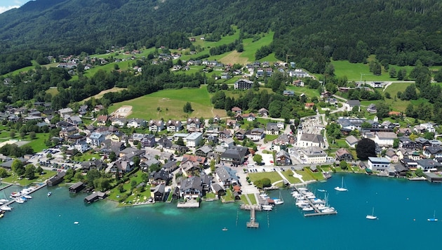 In der malerischen Attersee-Gemeinde Unterach sorgt ein Bootshaus-Deal für Wirbel.