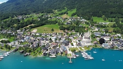 In der malerischen Attersee-Gemeinde Unterach sorgt ein Bootshaus-Deal für Wirbel.