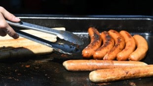 Zwölf Teams bereiten Bratwürstel vor. Man darf gespannt sein, was die Herrschaften ...