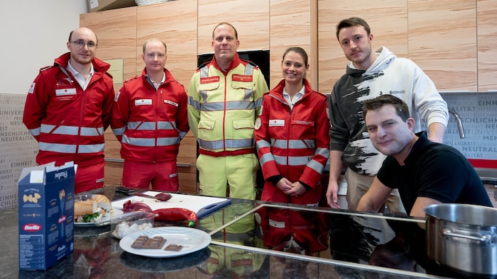 Rotes Kreuz und Samariterbund erklären wieder anschaulich für die „Krone“, wie man bei einer ...