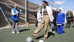 Beim Kicken machte Meghan eine gute Figur – ganz im Gegensatz zu ihrem Outfit!