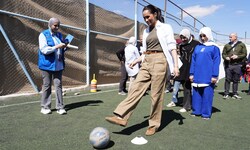 Beim Kicken machte Meghan eine gute Figur – ganz im Gegensatz zu ihrem Outfit!