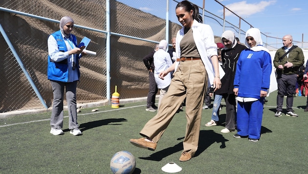 Beim Kicken machte Meghan eine gute Figur – ganz im Gegensatz zu ihrem Outfit!