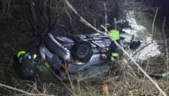 Nur die Bodenplatte und die Räder ragten aus dem Wasser.