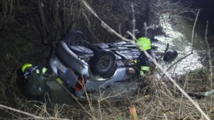 Nur die Bodenplatte und die Räder ragten aus dem Wasser.