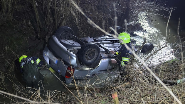 Nur die Bodenplatte und die Räder ragten aus dem Wasser.