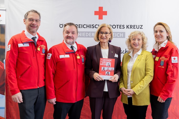 Landesrettungskommandant Wolfgang Frühwirt, Präsident Hans Ebner, LH Johanna Mikl-Leitner, ...