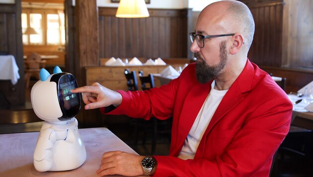 Ulrich Hutter von der Firma GMS mit Yuna, gerade einmal 35 Zentimeter große Roboter-Dame für ...