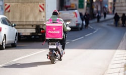 E-Mopeds, die aktuell als Fahrräder gelten, werden in das Kraftfahrgesetz überführt und damit ...