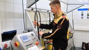 Atemschutzflaschen werden in der Landesfeuerwehrschule in Telfs zentral geprüft und getauscht.