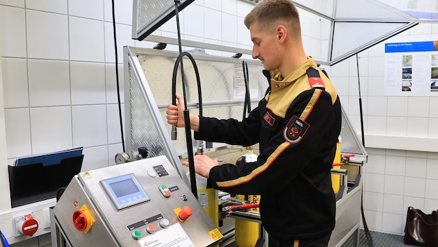 Atemschutzflaschen werden in der Landesfeuerwehrschule in Telfs zentral geprüft und getauscht.