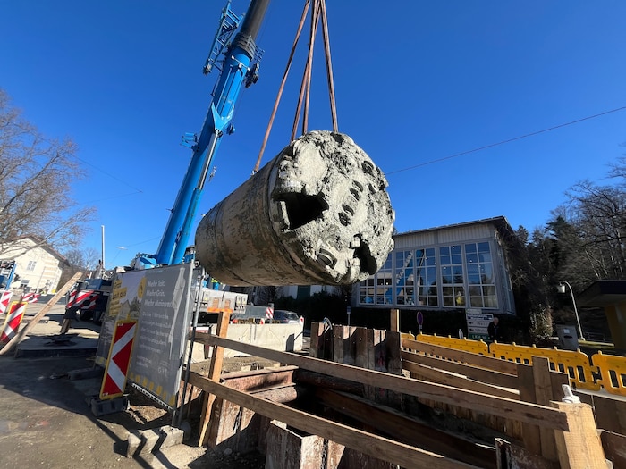 Am Mittwoch wurde der Tunnelbohrer zurück in die Startgrube versetzt. Ab nun gräbt er in ...
