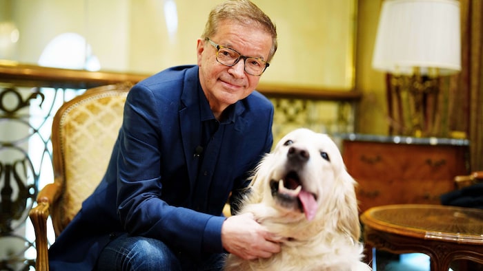 Rudi Anschober und sein Hund „Junior“ – der süße Golden Retriever war bei den Dreharbeiten im ...
