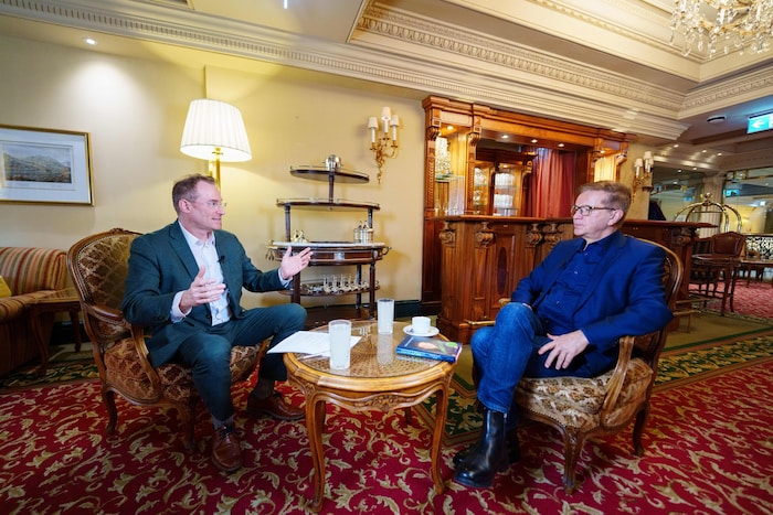 Bei Gerald Fleischmann (links im Bild) lässt Anschober noch einmal die Corona-Jahre Revue ...