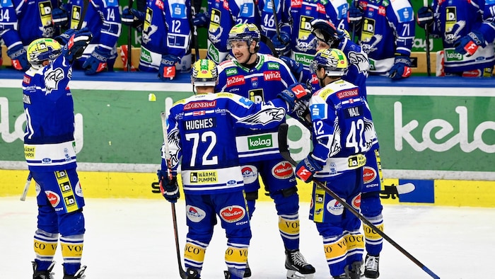 Der lädierte Dylan MacPherson (Mitte) steht wieder am Eis.