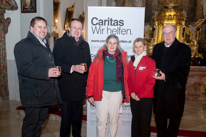 Bei der Aktion dabei: Caritas-Chef Ziselberger (li.) Bürgermeister Stadler und Bischof Schwarz ...