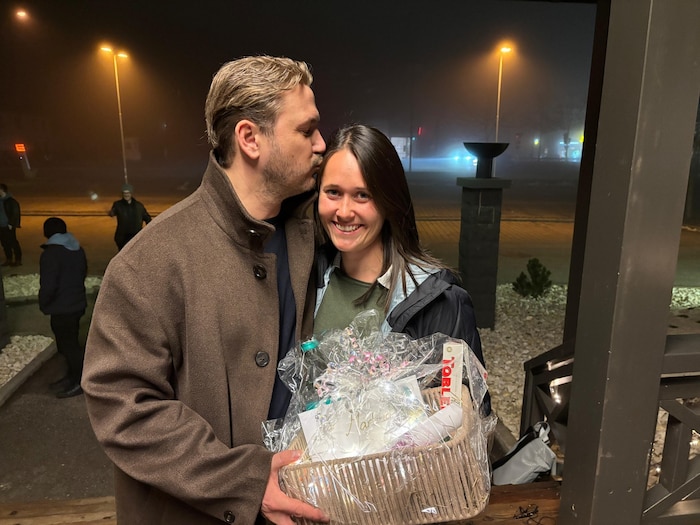 Geburtstagskind Martina wurde mit Geschenken überrascht.