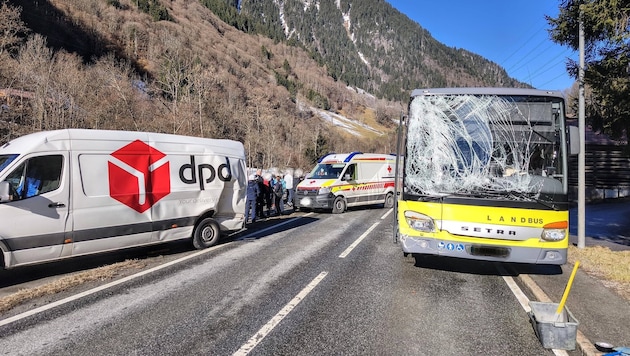 Die beiden Unfallfahrzeuge wurden stark beschädigt.