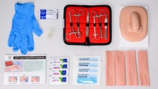 Mit diesem Set soll man Beschneidungen an einem Modell üben können.