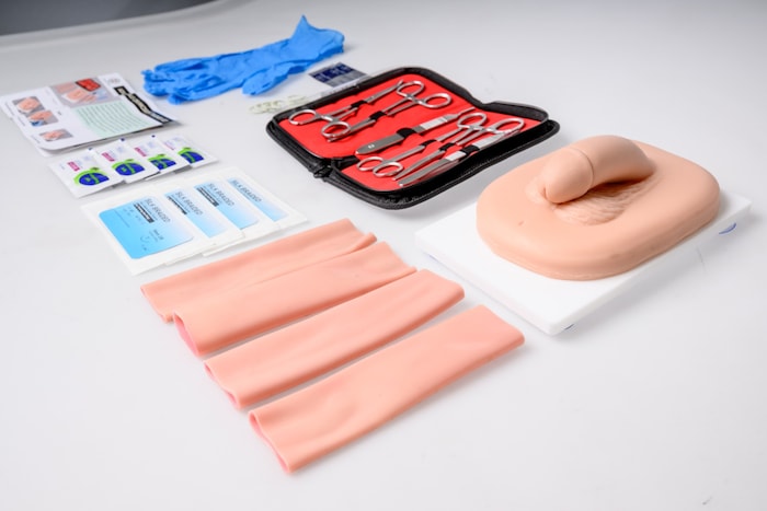 Das Übungs-Kit für Beschneidungen beinhaltet Handschuhe, ein Penis-Modell mit vier Vorhäuten, ...
