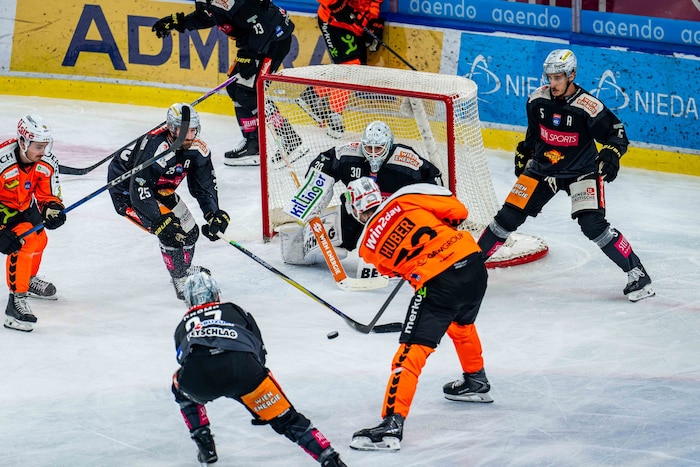Paul Huber und Co. schossen Wien in der Steffl-Arena verdient vom Eis.