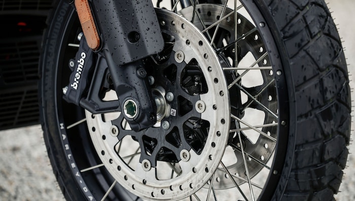 Schlauchlose Drahtspeichenräder zieren die Limited, gestoppt von Bremo-Bremsen.