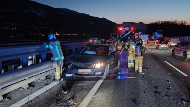 Das Auto wurde gegen die Mittelleitschiene geschleudert.