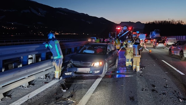 Das Auto wurde gegen die Mittelleitschiene geschleudert.