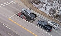 Unvermittelt gab die Straße in Omaha nach – der Vorfall ging zum Glück glimpflich aus.