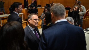 August Wöginger (Bildmitte) muss sich vor Gericht verantworten.