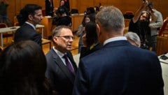 August Wöginger (Bildmitte) muss sich vor Gericht verantworten.