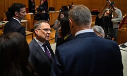 August Wöginger (Bildmitte) muss sich vor Gericht verantworten.