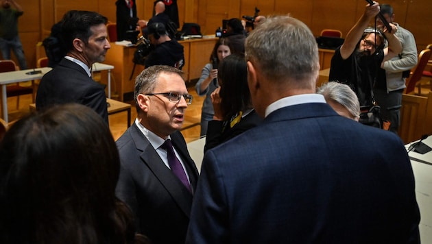 August Wöginger (Bildmitte) muss sich vor Gericht verantworten.