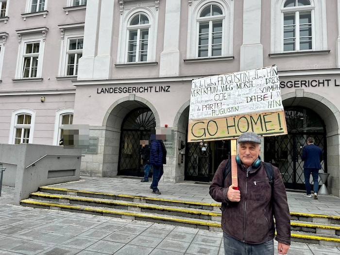 Martin Voglhofer protestierte vor Gericht.