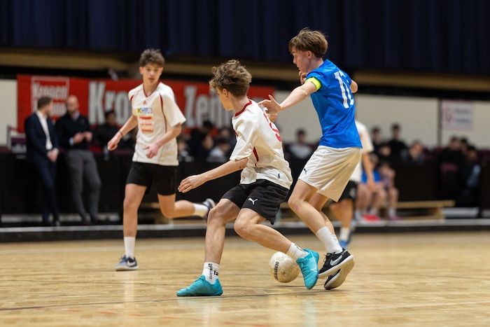 Das Ella Lingens Gymnasium und die SMS 2 Wittelsbachstraße (blaue Dressen) zeigten großen ...